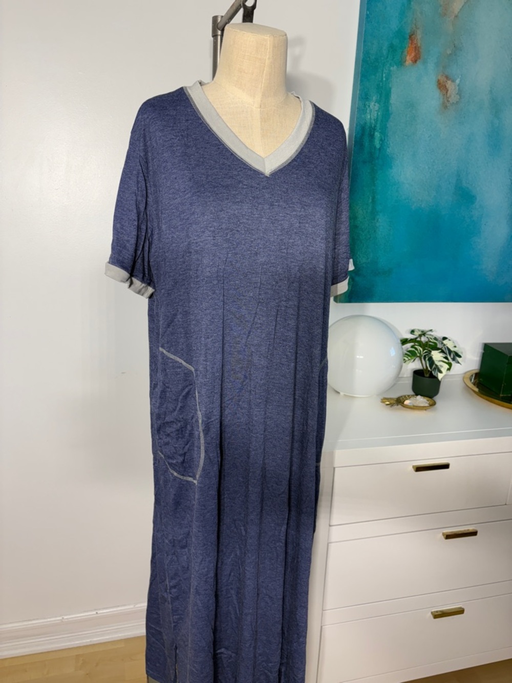 Relaxed V-Neck Navy Maxi Dress with Contrast Trim - Picture 2 of 4